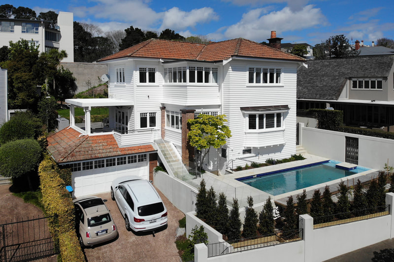 Extensive renovation of this grand Remuera villa. Our main focus was to create a warm, low humidity living environment for the family by installing additional insulation and a mechanical ventilation heat recovery system to improve the indoor air quality. 